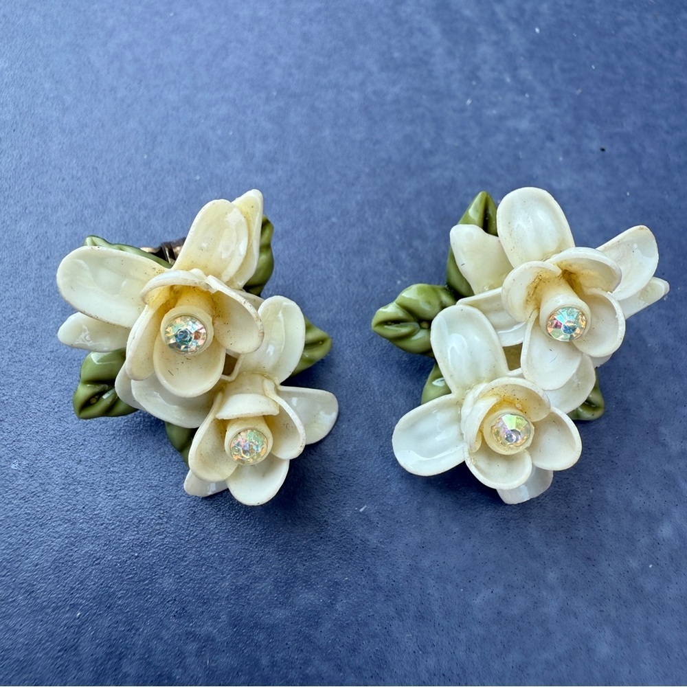 Vintage 1970s Dainty Cream and Green Plastic Flower Earrings with Rhinestone